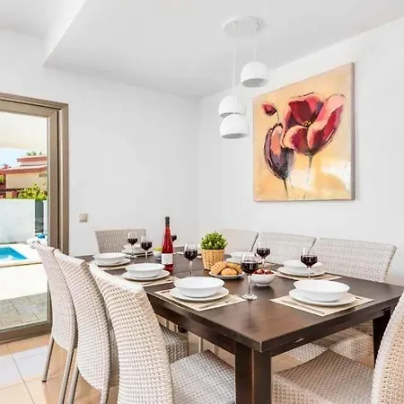 Sleeps 8 Pool Air Con Wifi Vila