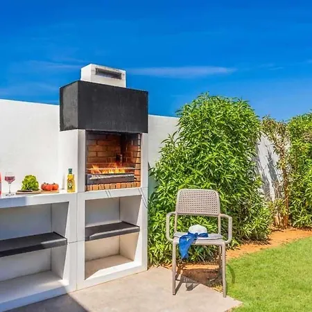 Sleeps 8 Pool Air Con Wifi Willa