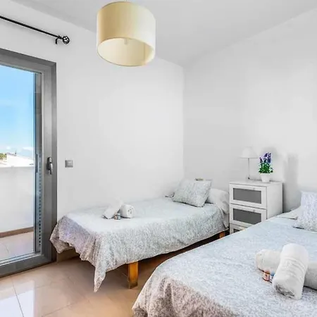 Sleeps 8 Pool Air Con Wifi Willa